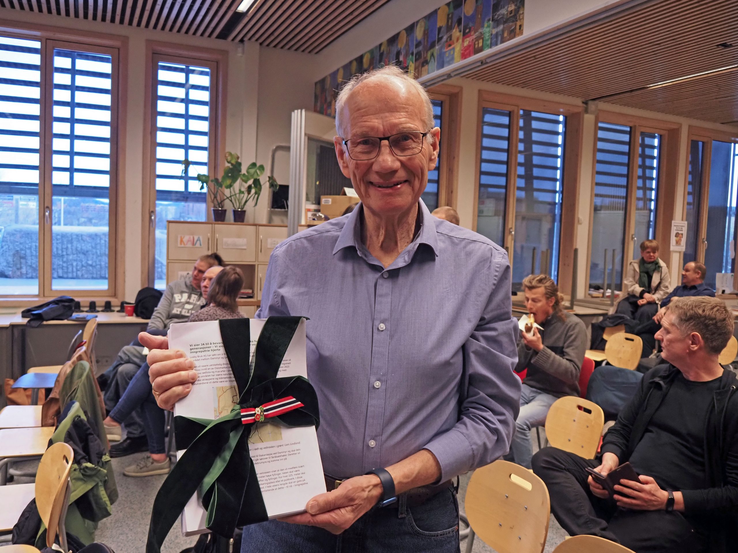 Knut Berg (H) mottok i april en bunke med ca. 8400 underskrifter mot Dammyrveien, fordi han er leder for Lørenskog kommunes utvalg for miljø, samferdsel og tekniske saker. Foto: Bjarne Røsjø, Østmarkas Venner