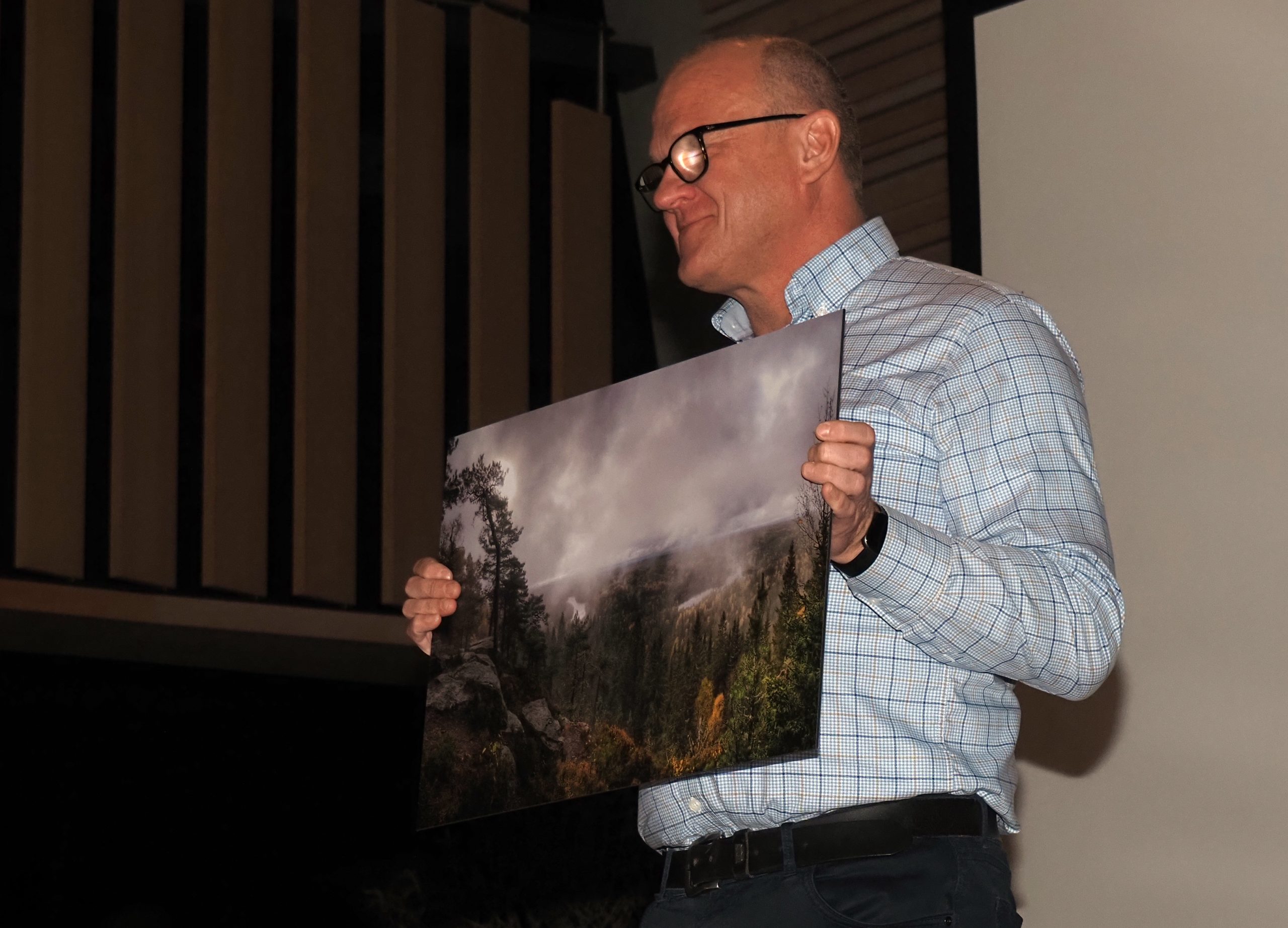 AP-politikeren Frode Jacobsen og flere andre nasjonalpark-venner fikk en kopi av Vidar Svarttjernets ikoniske bilde fra Tonekollen, som takk for viktig innsats. Foto: Bjarne Røsjø.