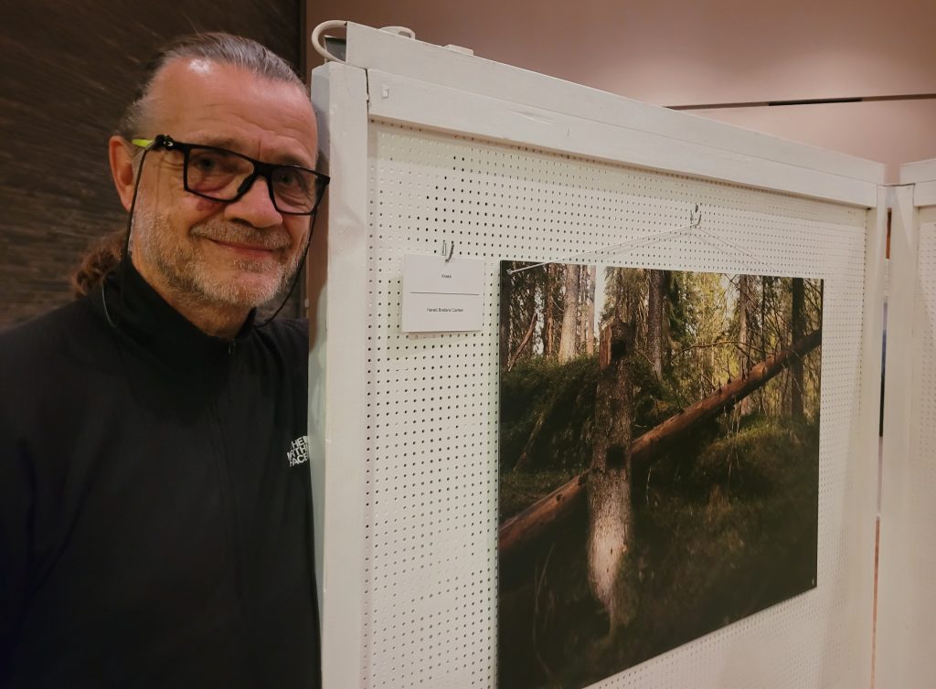 Harald Bratland Carlsen var initiativtaker til den flotte fotoutstillingen i kirken. Foto: Torbjørn Andersen.