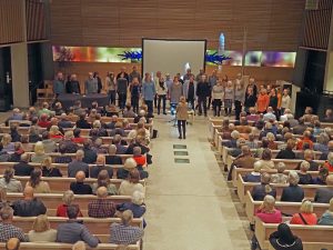 Koret Parenti Vocalis med dirigent Vigdis Uftung sang for en nær fullsatt Bøler kirke ved åpningen av høsttakkefesten. Foto: Bjarne Røsjø